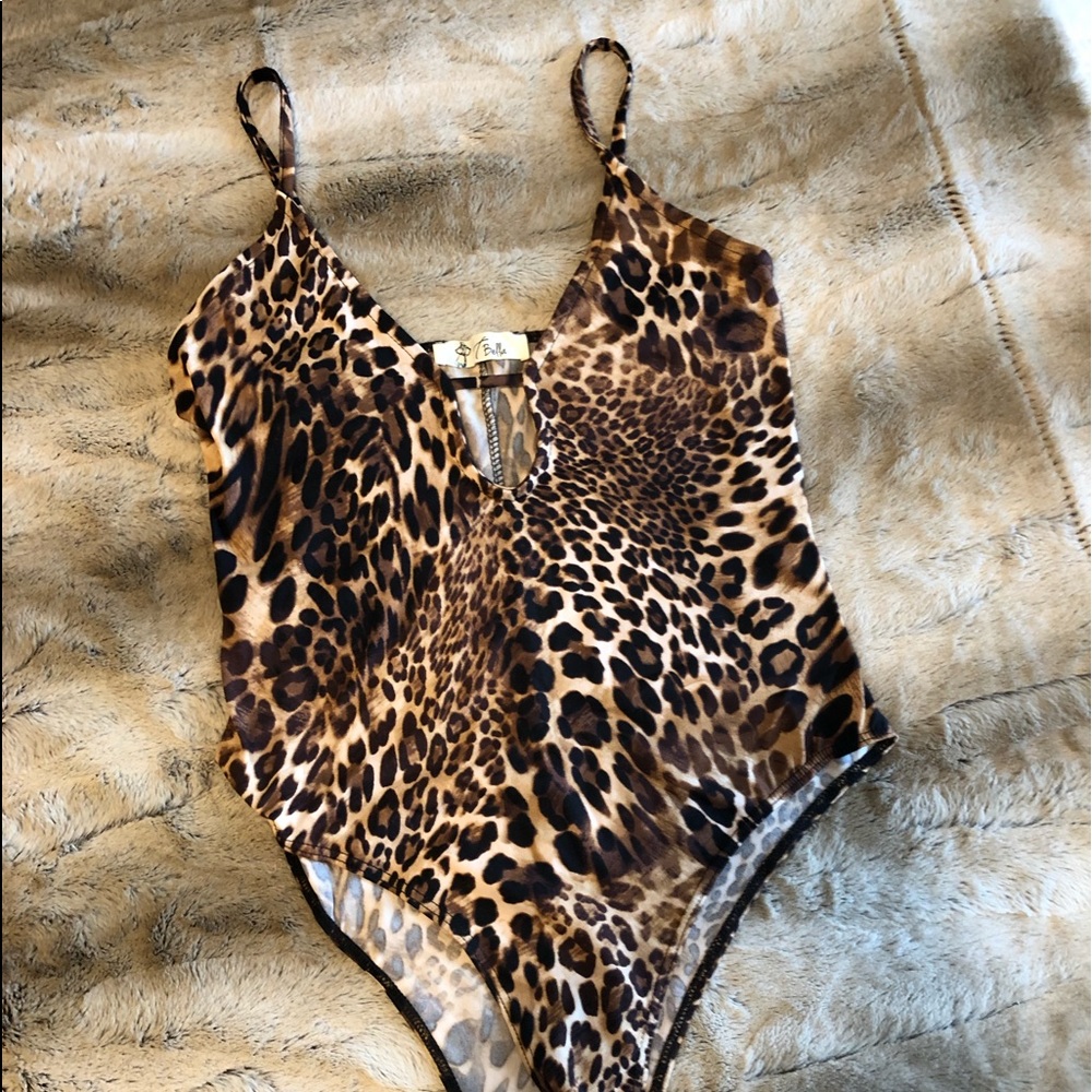 Leopard print keyhole bodysuit